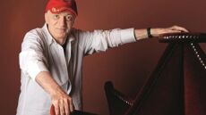 Ο Νίκος Μαστοράκης ετοιμάζει ένα μεγάλο beach party στην παραλία Αλίμου