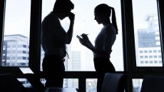 Να πώς νιώθει ο ένας στους τέσσερις εργαζόμενους όταν βρίσκεται στη δουλειά του