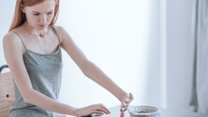 Μια μεγάλη (και πικρή) αλήθεια για τα αυτοάνοσα και τις διατροφικές διαταραχές