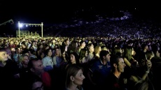 «Όλοι Μαζί Μπορούμε» στο Καλλιμάρμαρο: Κόσμος και καλλιτέχνες αποχαιρέτησαν με τραγούδια τον Λαυρέντη Μαχαιρίτσα