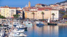 Η κυβερνητική συμμαχία στη Κορσική απειλεί τους ξένους ιδιοκτήτες με απαλλοτριώσεις