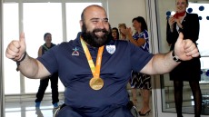 Ο Παύλος Μάμαλος διέψευσε ανάρτηση που τον παρουσίαζε να πουλάει τα μετάλλιά του