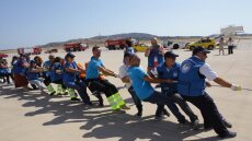 Χαμόγελο του Παιδιού: Τράβηξαν για 20 μέτρα Boeing με στόχο τη συγκέντρωση πόρων