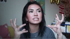 Διάσημη YouTuber «θάβει» Ελλάδα και Σαντορίνη σε βίντεο: Μην πάτε, έχουν κρίση και δεν περνάς ωραία