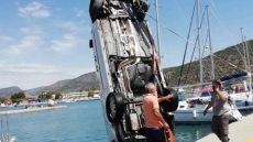 Ερμιόνη: «Βουτιά» αυτοκινήτου στο λιμάνι - Απεγκλωβίστηκαν σώοι οι δύο επιβάτες 