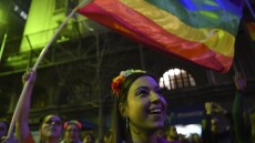 Μόσχα: Δικαστικό μπλόκο σε ομάδες ΛΟΑΤΚΙ στο ρωσικό «Facebook»