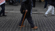 Συντάξεις χηρείας: Τα σενάρια για τις μειώσεις και τις αναδρομικές περικοπές