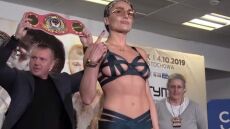 Γυναίκα μποξέρ φίλησε στο στόμα την αντίπαλό της και έφαγε χαστούκι 