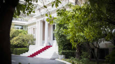 Ο ΣΥΡΙΖΑ λέει ότι διενεργείται προκαταρκτική εξέταση για τον «χασισοκαπνό στο Μαξίμου»