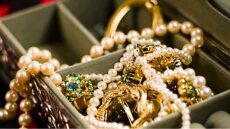 Πάτρα: Είδε σε βιτρίνα ενεχυροδανειστηρίου τα κλεμμένα χρυσαφικά της