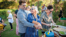 Γεώργιος Καράμπελας - Μαρίνα Κουταρέλλη: Αποχαιρετισμός στο καλοκαίρι με 60s διάθεση