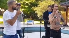 Ο Αγουέρο της Μάντσεστερ Σίτι τραγουδάει και χορεύει με συγκρότημα από την Ουρουγουάη