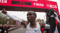 Ιστορική στιγμή: Ο Κενυάτης δρομέας Ελιούντ Κιπτσόγκε έσπασε το φράγμα των δύο ωρών σε μαραθώνιο!