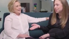 Οι τρανσέξουαλ και η Μέγκαν Μαρκλ, στο επίκεντρο συνέντευξης των Χίλαρι και Τσέλσι Κλίντον