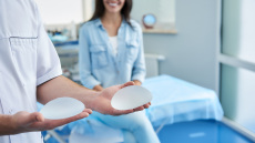 Ενθέματα Σιλικόνης: Πόσο τα αγαπούν οι Ελληνίδες και πόσο τις βλάπτουν