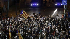 Ισπανία: Ο Σάντσεθ επισκέπτεται τη Βαρκελώνη και επικρίνει τον επικεφαλής της Καταλονίας