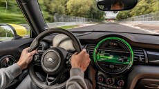 Το MINI Cooper SE “γυρίζει στο Ρίνγκ” χωρίς φρένα