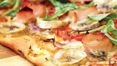 Πίτσα με ντομάτα, κρεμμύδι, μανιτάρια, ζαμπόν και ρόκα