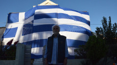 Άργος: Ο αντιδήμαρχος κάλυψε το σπίτι του με ελληνική σημαία 140 τ.μ. 