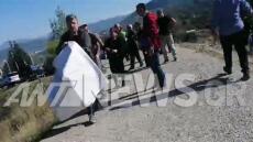 Ένταση στους Βουλιαράτες: Αστυνομικοί άρπαξαν πανό από τους γονείς του Κατσίφα