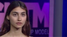 H Ελευθερία Καρναβά ποζάρει με το εσώρουχό της