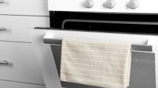 Γιατί δεν πρέπει ποτέ να κρεμάς την πετσέτα της κουζίνας στο φούρνο