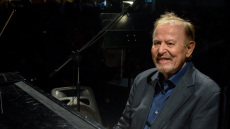 Γιάννης Σπανός: 20 αξεπέραστες επιτυχίες του, που όλοι έχουμε σιγοτραγουδήσει   