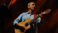 Ο Γιώργος Νταλάρας αποχαιρετά τον σπουδαίο Γιάννη Σπανό