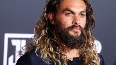 Ο Τζέισον Μομόα με περλέ πεντικιούρ