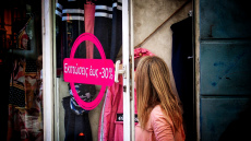 Ενδιάμεσες εκπτώσεις: Ανοιχτά σήμερα τα καταστήματα - Το ωράριο λειτουργίας