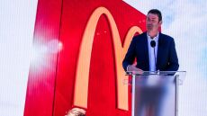 Σκάνδαλο στη McDonald's: Απολύθηκε ο CEO της αλυσίδας επειδή είχε σχέση με υπάλληλό του!
