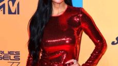 Νικόλ Σέρζινγκερ: Εντυπωσιάζει στα 41 της με ένα κόκκινο μίνι φόρεμα 