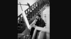 Ο Ανδρέας Γεωργίου φωτογραφίζεται με τα αδέρφια του