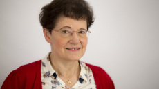 Διάσημη αστροφυσικός μας μιλάει για τις μαύρες τρύπες 