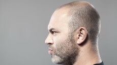 Πρωτοποριακές τεχνικές αποκατάστασης αραίωσης μαλλιών στο Metropolitan