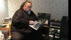 «Εμφύλιος» Ελλήνων τραγουδιστών  για την policemania των Active Member