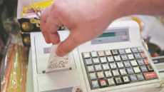 ΑΑΔΕ: Με λουκέτο μέχρι και 10 ημέρες είναι αντιμέτωπες οι επιχειρήσεις που δεν αποστέλλουν τα στοιχεία αποδείξεων