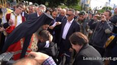 Συγκινητικό βίντεο: Ο νέος Μητροπολίτης Φθιώτιδας φιλάει το χέρι νεαρού σε αναπηρικό αμαξίδιο