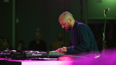 «Elation»: Το νέο album του Μιχάλη Δέλτα προφέρεται «Ελέησον» και δεν είναι (ακριβώς) αυτό που νομίζεις