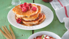 Αυγά φούρνου και τηγανίτες μήλου για πρωινό