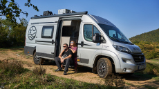 Ζευγάρι Ελλήνων ξεκίνησε τον γύρο του κόσμου μέσα σε ένα βαν