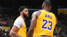 Φοβερή συνεργασία Ντέιβις-Λεμπρόν στην πρώτη θέση του Top 10 