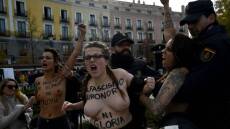 Βίντεο: Γυμνόστηθες διαδηλώτριες εισέβαλαν σε διαδήλωση υπέρ του Φράνκο στη Μαδρίτη 