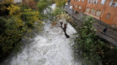 Η βροχή «έπνιξε» την Κυανή Ακτή: Δύο αγνοούμενοι, δύο τραυματίες και χιλιάδες νοικοκυριά χωρίς ρεύμα