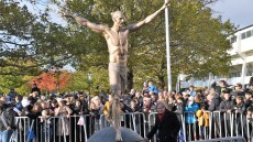 Βίντεο: Χούλιγκαν έβαλαν φωτιά στο άγαλμα του Ζλάταν