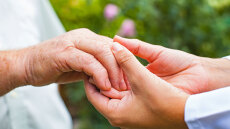 Τρόμος χεριών: Νέα θεραπεία μετριάζει το ενοχλητικό σύμπτωμα