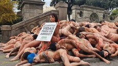 Γυμνή διαμαρτυρία στη Βαρκελώνη για το εμπόριο γούνας