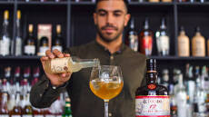 Έλληνας bartender στο μπουκάλι ενός από τα καλύτερα ρούμι του κόσμου