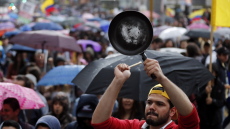 Κολομβία: Χιλιάδες διαδηλωτές με μαγειρικά σκεύη και πολύ χρώμα κατά του Ντούκε