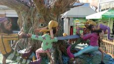 Αίγιο: Με καλικάντζαρους στόλισαν την πόλη - Αντιδρούν οι πολίτες που θέλουν «φάτνη και Χριστό» 